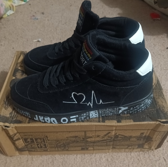 Brand new tennis shoes. Size 51/2 they are blk an white never been worn. Selling - Picture 2 of 6